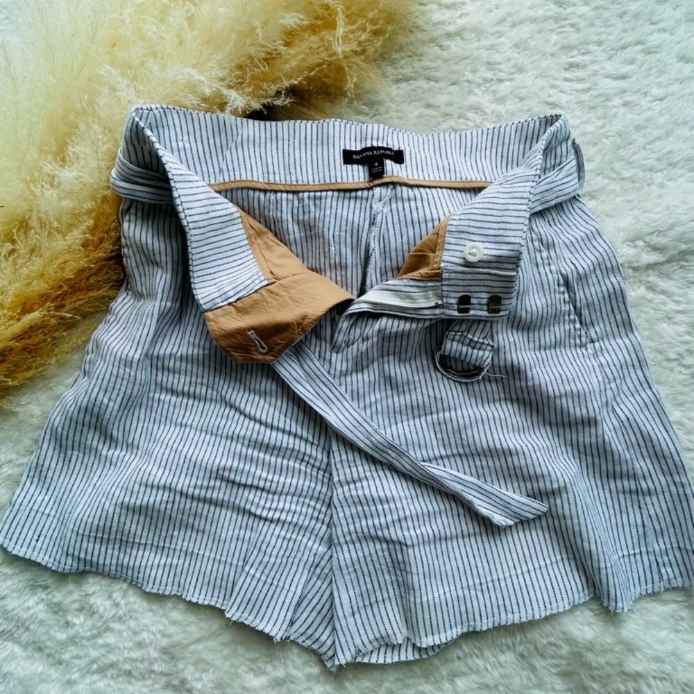 High-waisted flare shorts w/belt